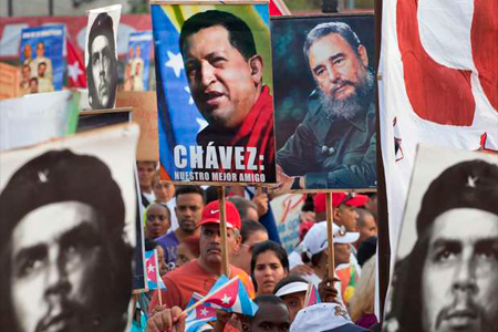 Raúl Castro preside desfile de trabajadores cubanos